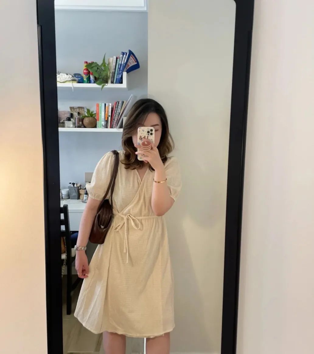 胸大和胸小穿衣对比哪个年轻,同一件衣服胸大和胸小同时穿对比