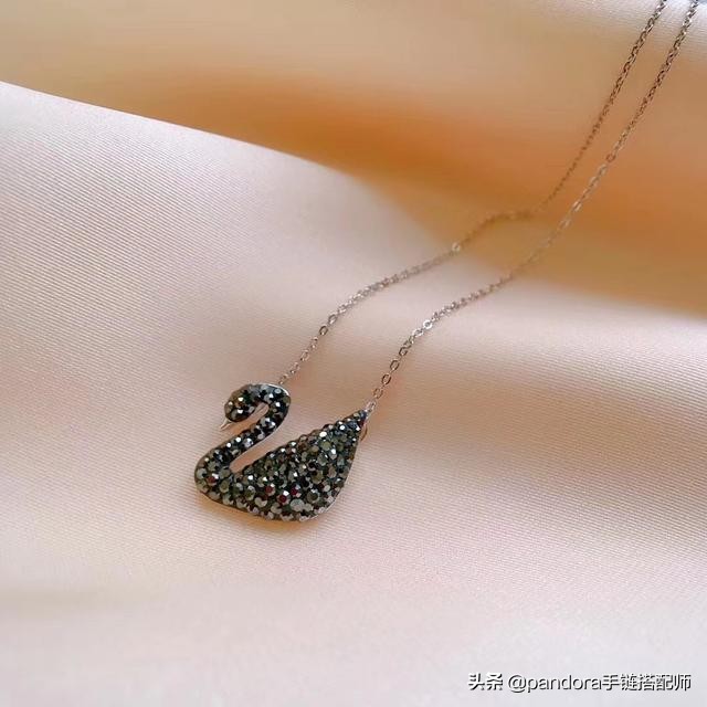 施华洛世奇黑天鹅和银天鹅哪个贵,施华洛世奇黑天鹅项链推荐视频