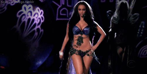 “性侵”“炒作”玩砸招牌,火遍全球24年的“看胸大秀”终于停