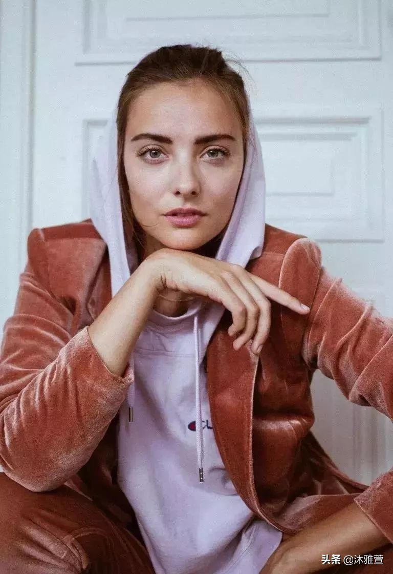 卫衣的n种穿法你学会了吗,卫衣的4个搭配方法太时髦了