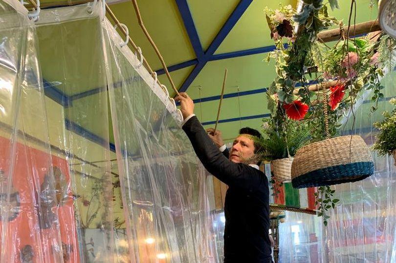 日子难熬，英国老板为重开咖啡馆，店内加装透明塑料帘子做隔断