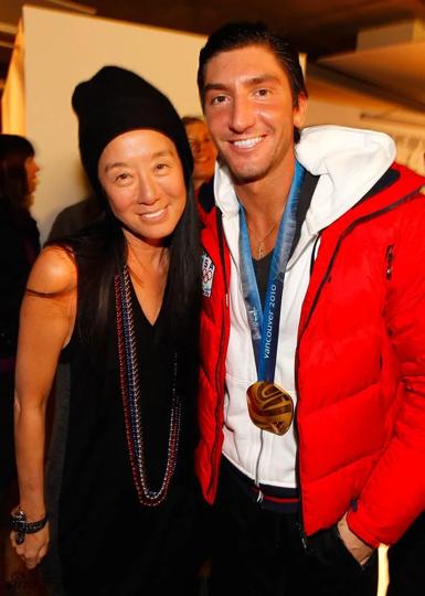 “婚纱女王”王微微近照曝光，年过七旬保养得当，身材纤细似少女