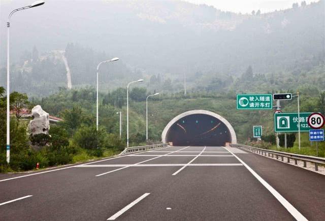 上高速提示超速禁止通行,跑高速要注意的交通规则