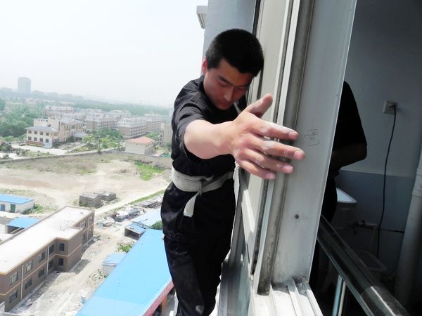 空调安装受伤应由谁承担责任,安装空调出现意外谁负责