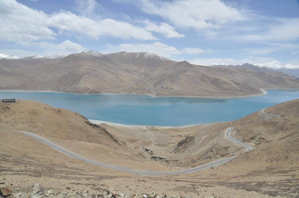 西藏风雨中的羊卓雍措,西藏四大湖羊卓雍错
