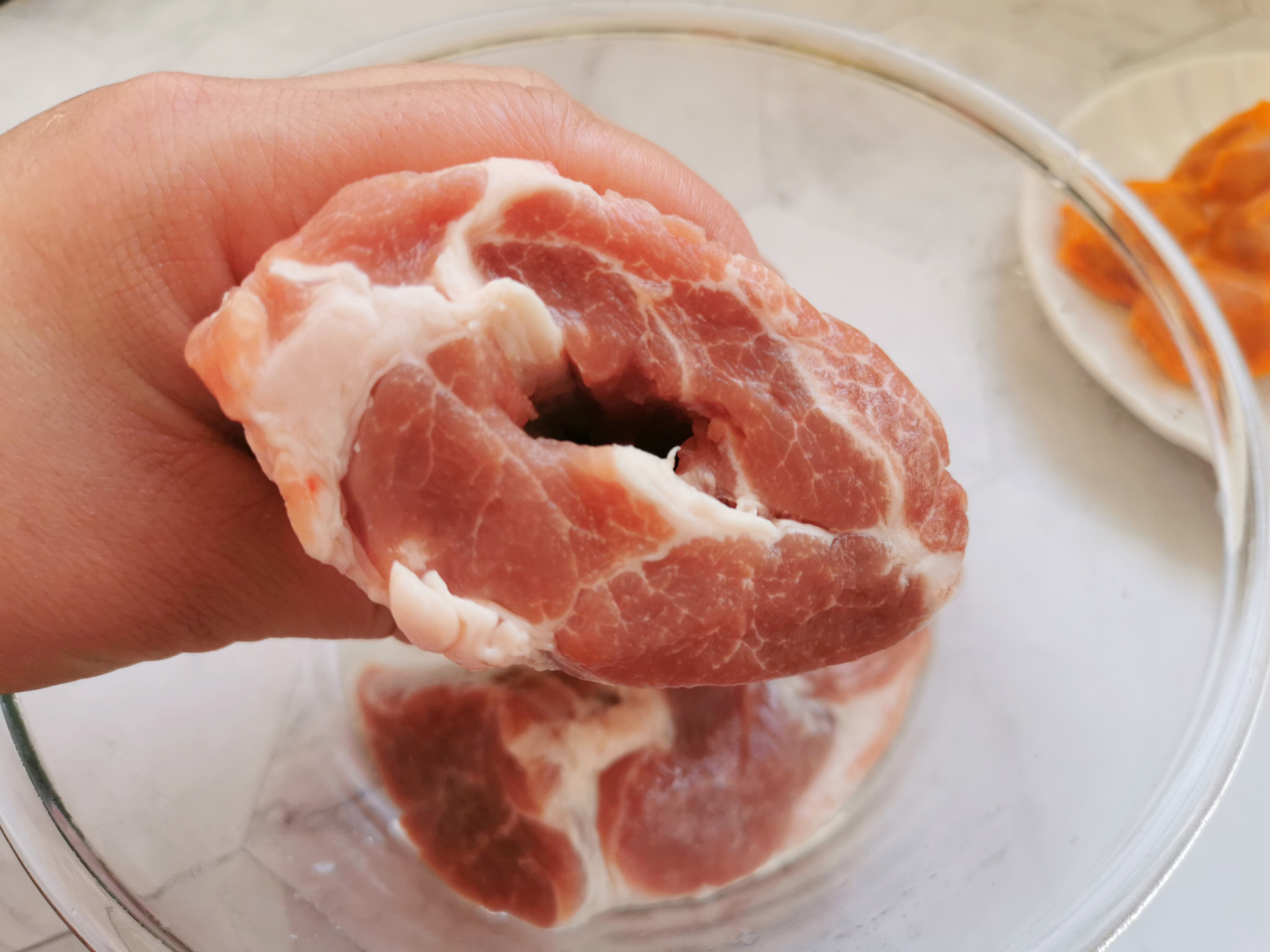 叉烧肉里的咸蛋黄怎么放进去的,挂炉港式咸蛋黄叉烧肉的正宗做法