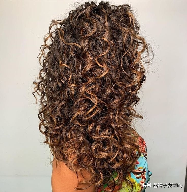 全头烫小卷好看吗40岁,今年流行的发尾烫小卷