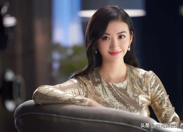 景甜一袭金色露肩长裙高级又迷人,景甜金色亮片裙身材秀