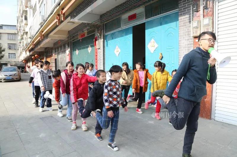 给学生买卫生巾上生理课的男老师在快手上火了!他说:广西山区孩子还需这些东西