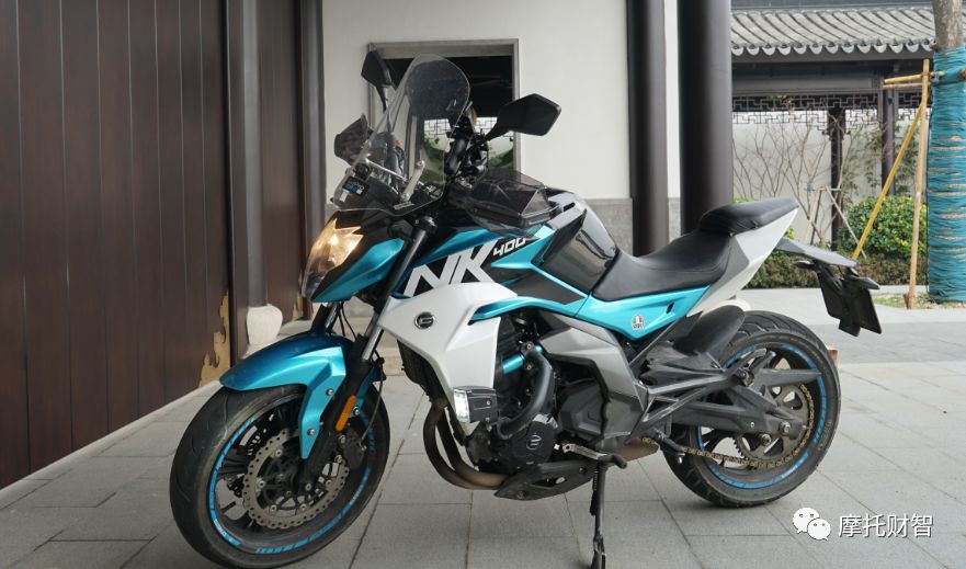 400排量颜值担当,春风400nk和ktm250duke哪个好