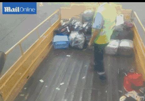 细致到变态的日本人，居然是这么对待我们的行李的！