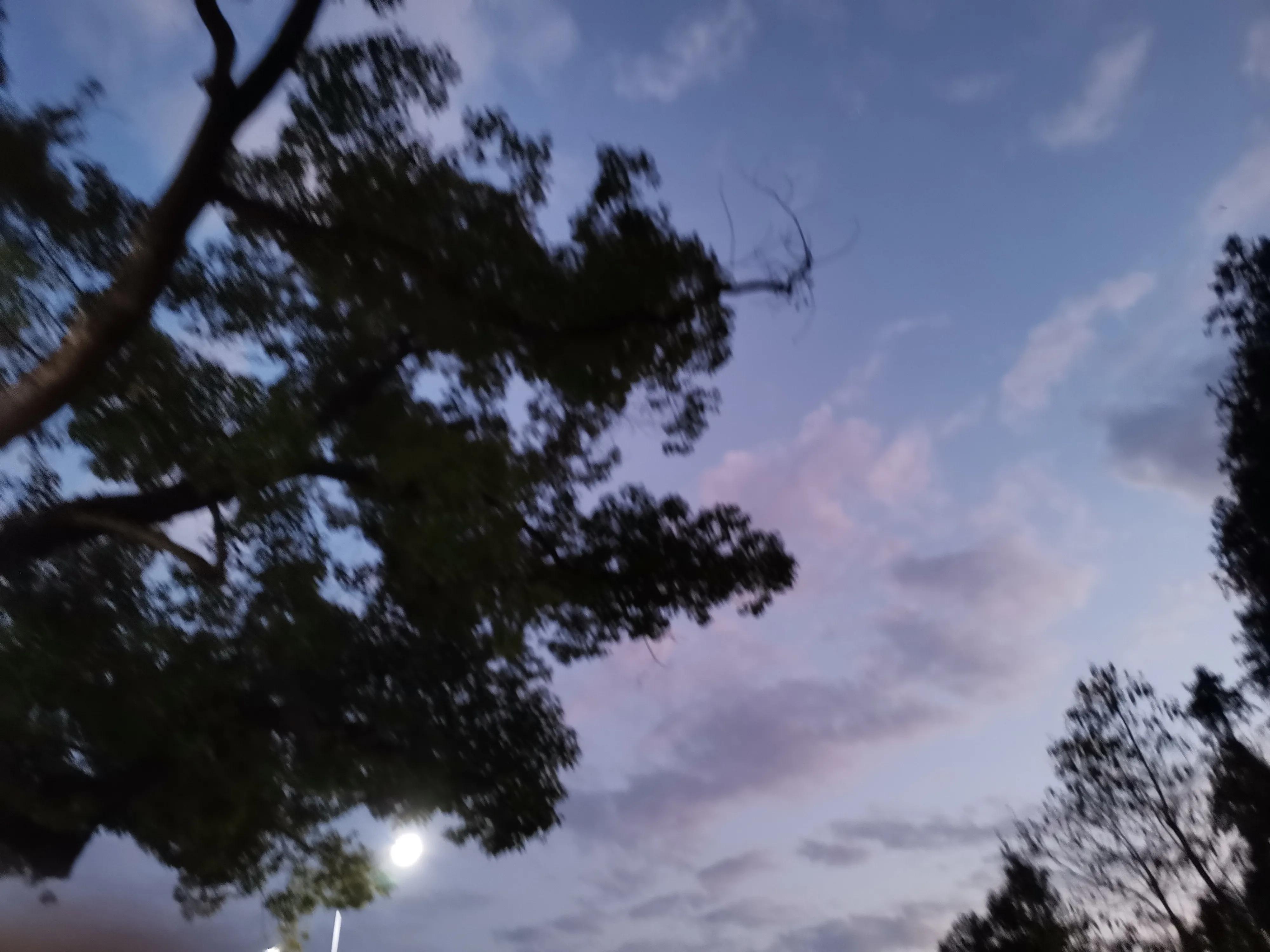 月经痛得难受,月经痛父母很冷漠