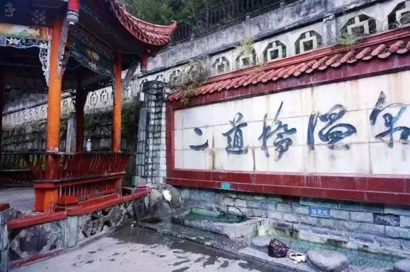 成都2天来回的温泉推荐，彩林雪景青山绿水，美成仙境