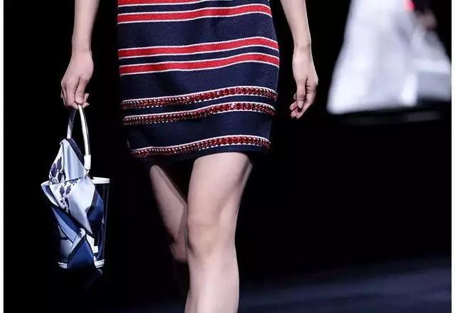 ep雅莹走秀2019,ep雅莹黑裙子