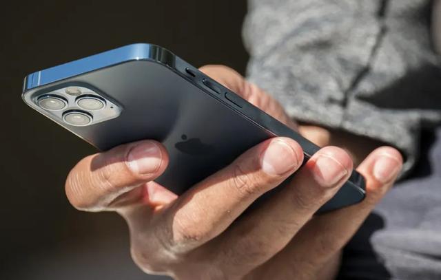 苹果又翻车了！Iphone12已成炮灰，网友：更了王者卡成狗