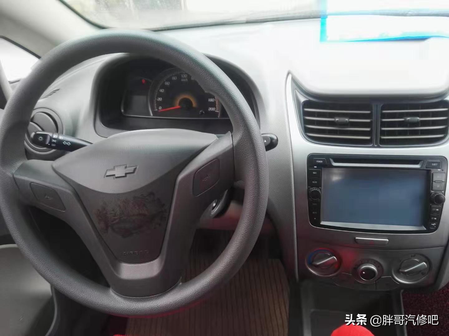 胖哥2万大洋刚收的合资三厢小车，国庆假日开着出去玩一玩