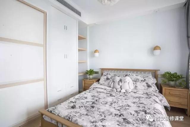 床头柜挡衣柜门？这些办法解决
