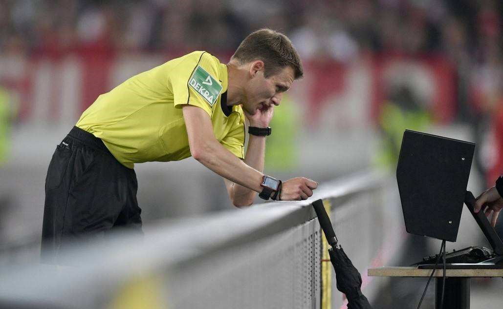 var技术改变足球的走向,足球var视频解析