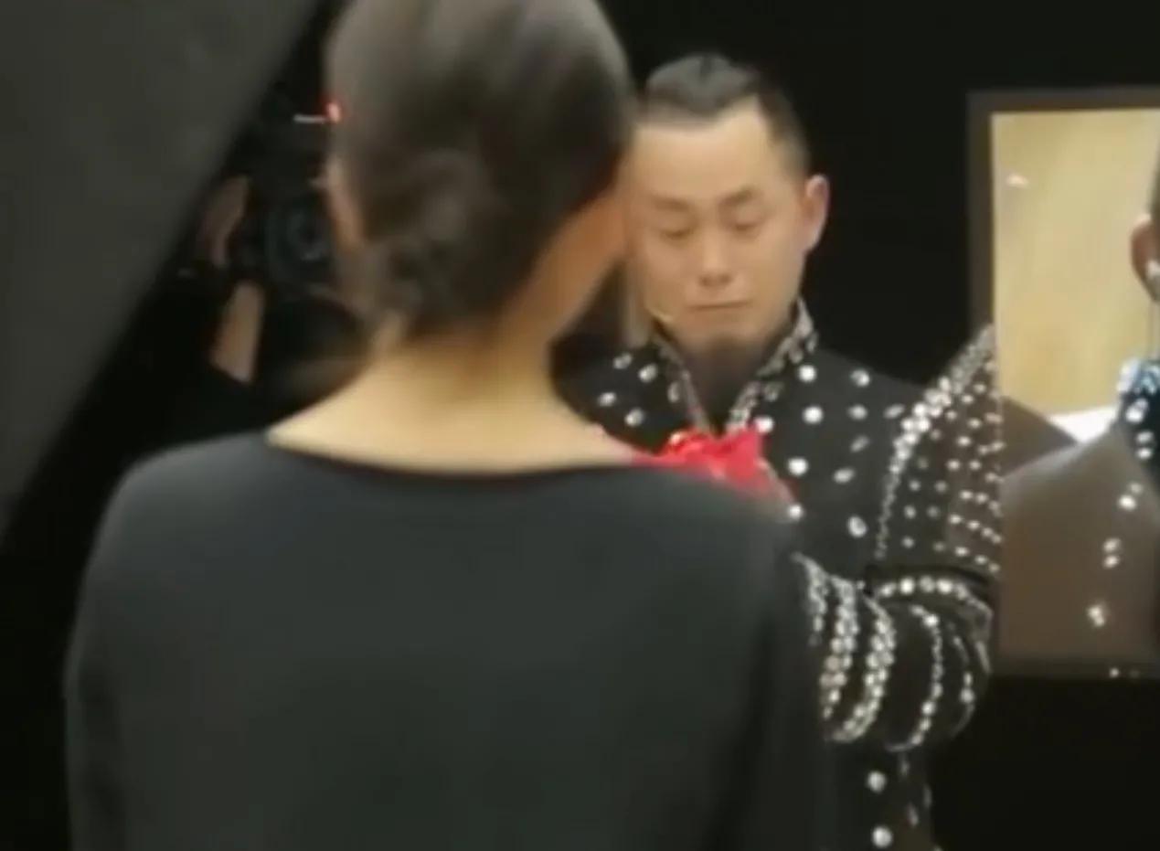 小伙成了有名的魔术师,离婚后要与初恋结婚,女孩说回不去了