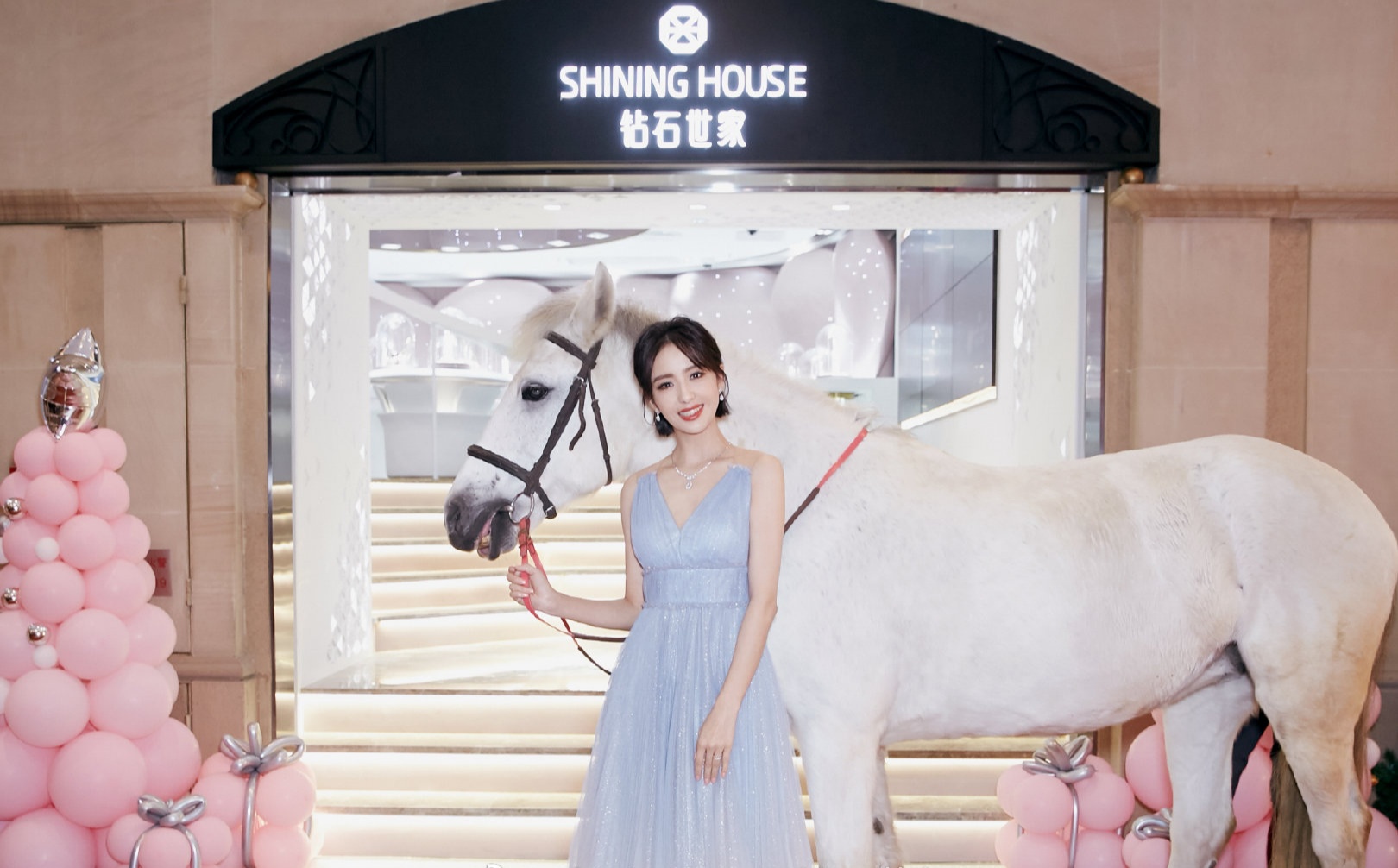 佟丽娅珠宝穿搭,佟丽娅粉色礼服造型搭配的珠宝