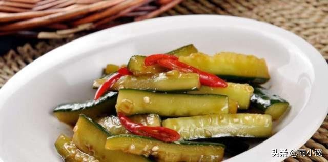 俄罗斯喝酒的下酒菜,俄罗斯人最爱喝的酒是什么