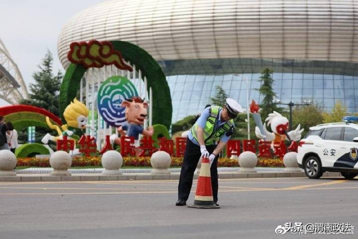 护航十四运交警救助事故伤者,护航十四运公安