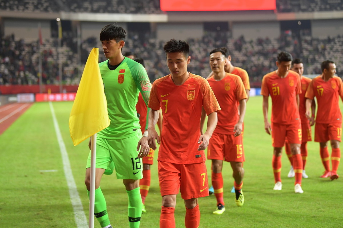 包机包酒店包厨师，女排更衣室吃饭团充饥，中国男足该争口气了