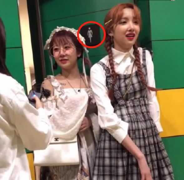 男子内急进女厕,男子进女厕所被骂