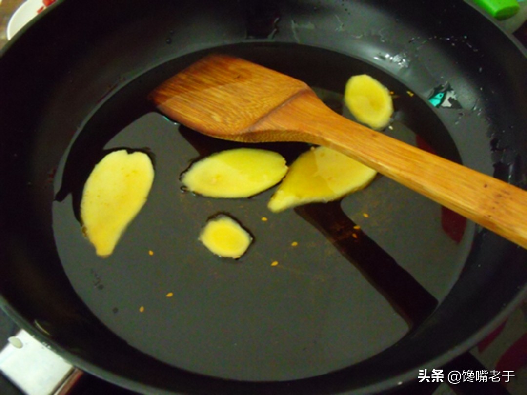 杀鸡时鸡肚里黄油是扔掉还是吃掉,杀鸡发现鸡肚子里有什么东西