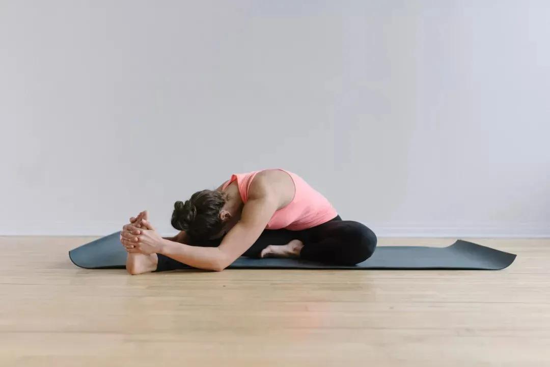 劈叉的胯如何矫正,劈叉骨盆摆不正是什么原因