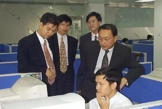 戴口罩直播一天卖300百万的雷军，像极了当初的李嘉诚。