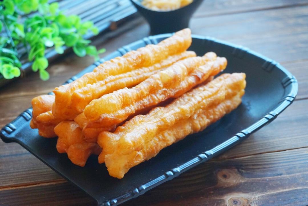 吃剩的油条不用扔这样做味道很好,吃不完的油条有什么新的做法