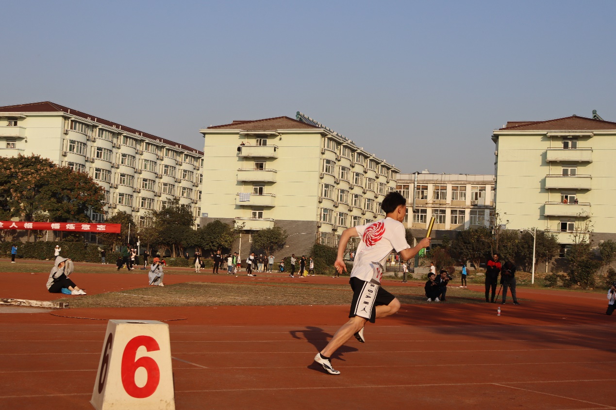 田径运动员在学校比赛,男子团体女子团体比赛