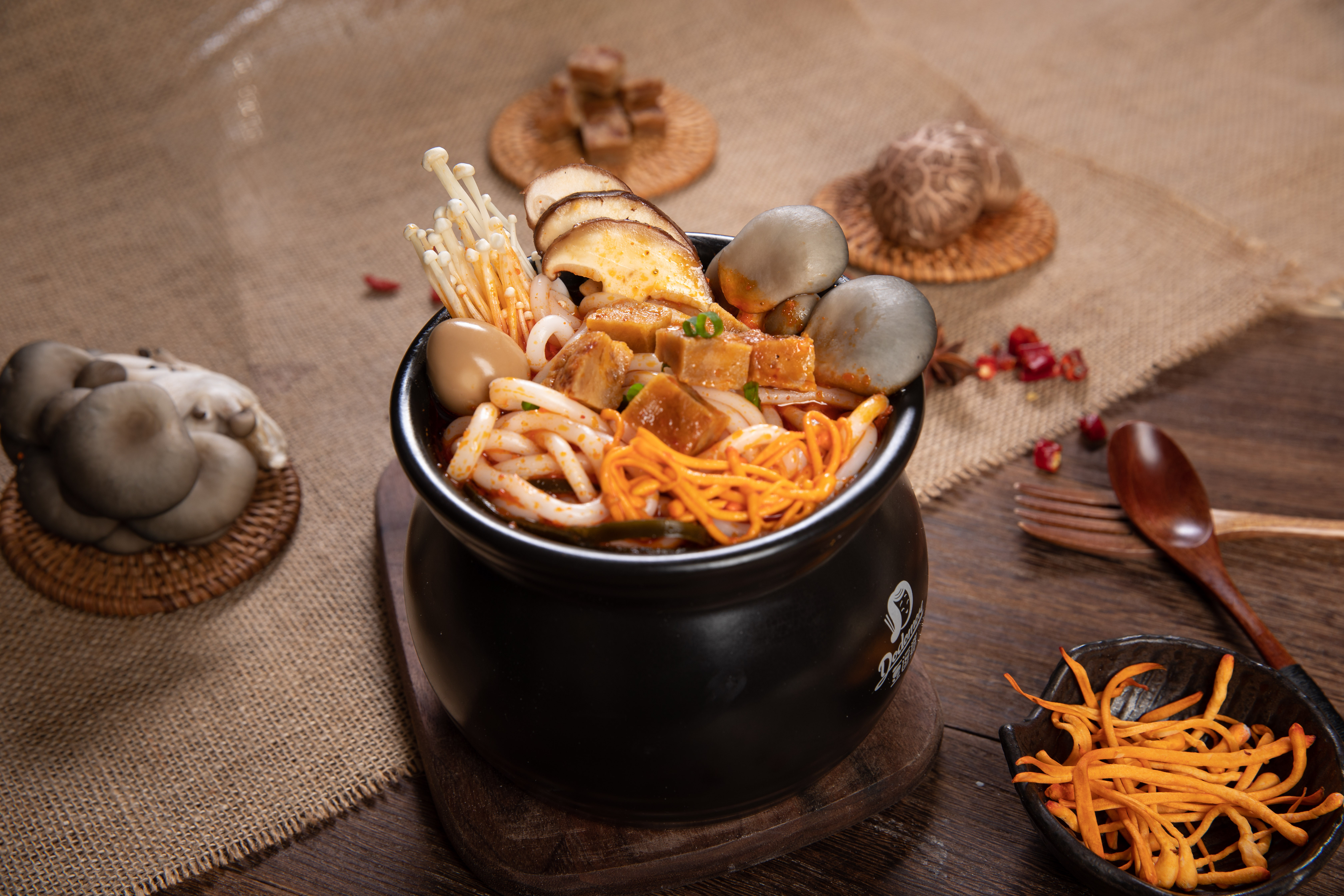 创业开土豆粉加盟店怎样提升业绩,砂锅土豆粉加盟店如何能脱颖而出