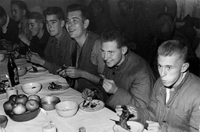 志愿军战俘营的特殊待遇：衣服鞋子定制的，开设运动会还有奖品拿