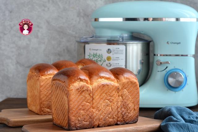 一次发酵成功的手工吐司做法,超柔软奶香吐司的家常做法