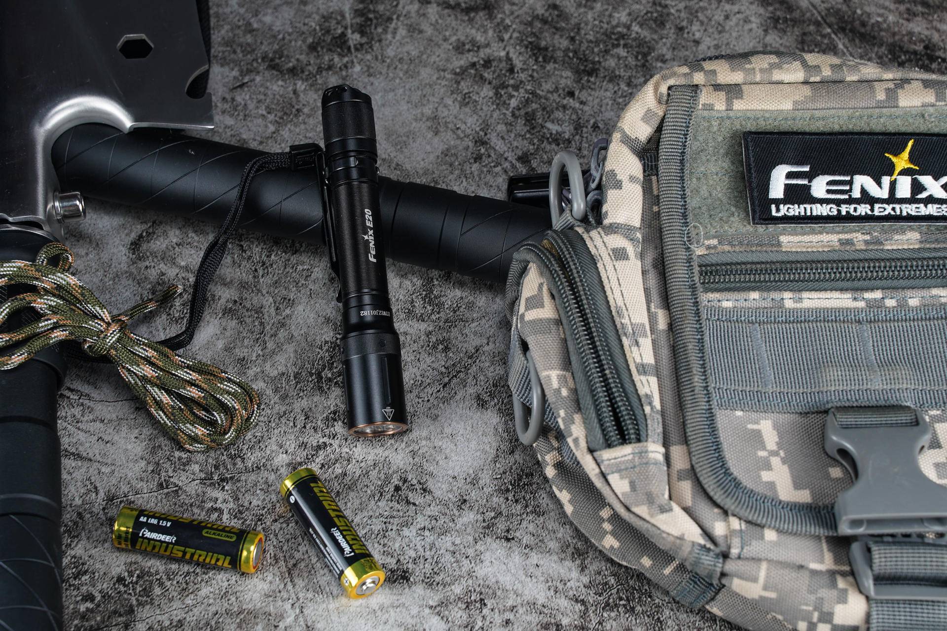 小巧便携，亮度高！体验菲尼克斯E20V2.0便携手电