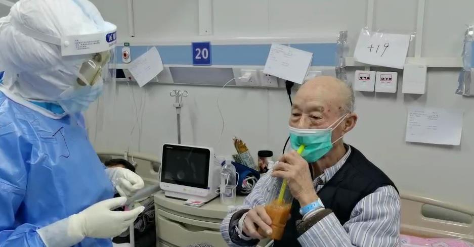 火神山医护鼓励患者,火神山医护人员画面