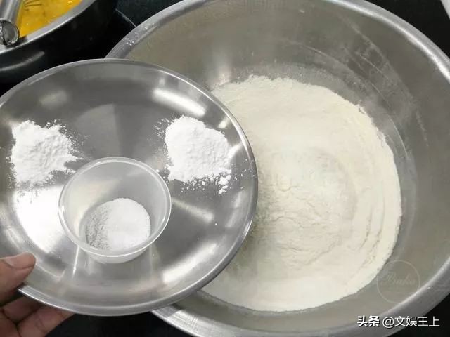 不用出门自己在家做蛋糕,不能出门就自己做了一个蛋糕