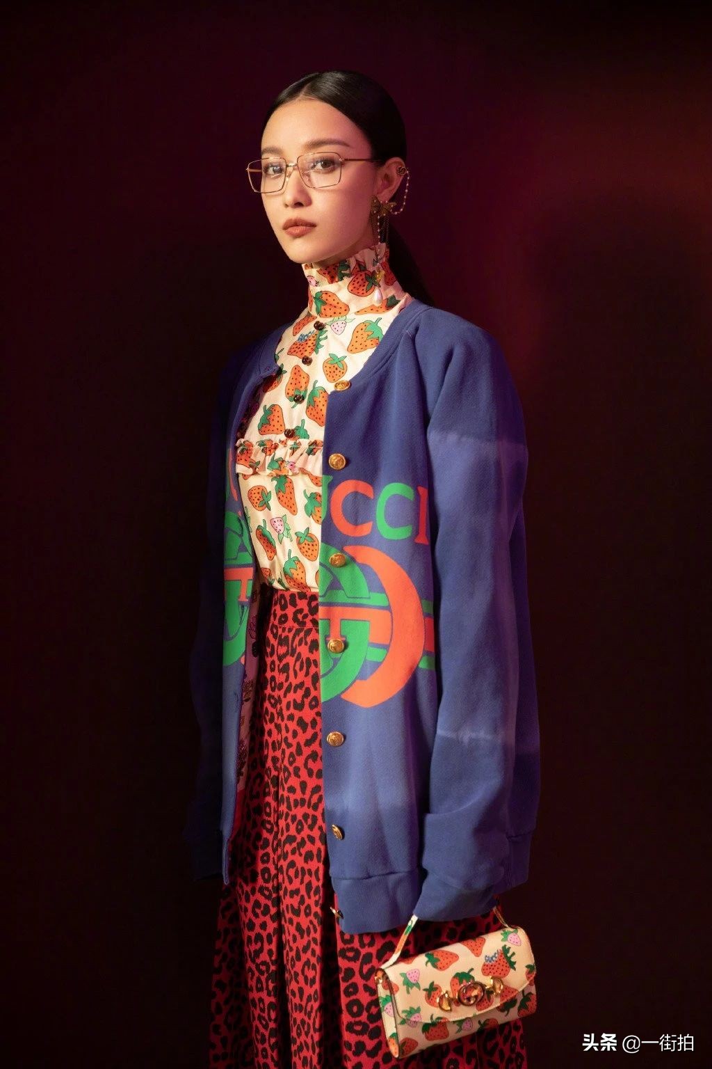 倪妮旅拍布袋垮裤好接地气,带货女王的魅力“眼神杀”无懈可击!