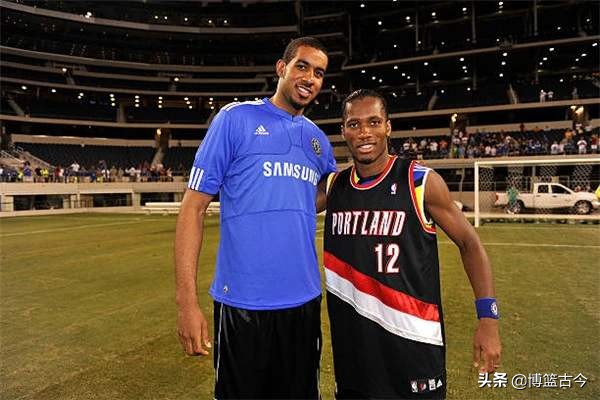 NBA球员都是合影终结者！奥胖单手擒何炅，姚主席如同深海泰坦