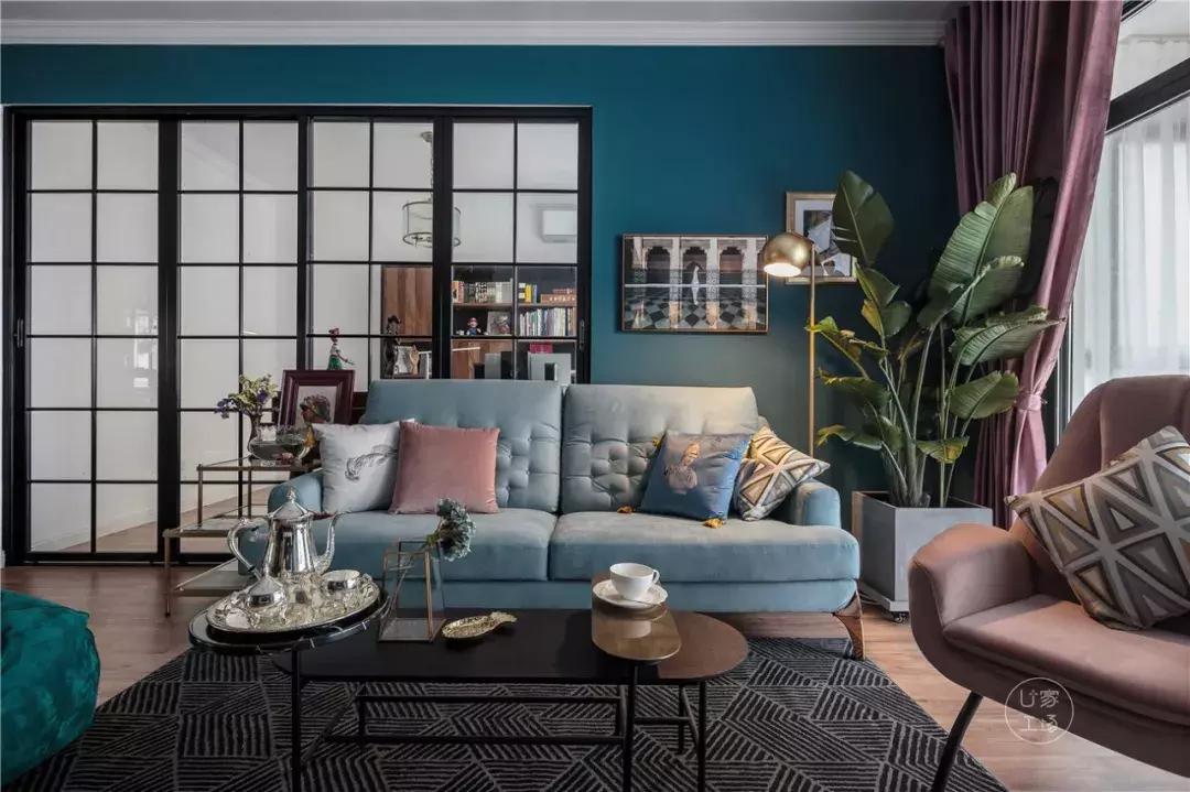 这种黑框玻璃门简直和小户型绝配,一切小黑屋都能被玻璃砖治愈