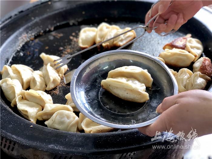 沙富生煎锅贴大王排长队也要吃的锅贴米道好