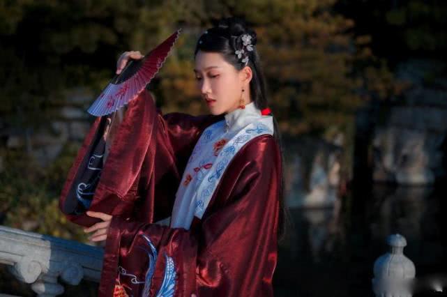 加拿大华裔白富美收藏上百套汉服，一把扇子就2万多，像神仙姐姐