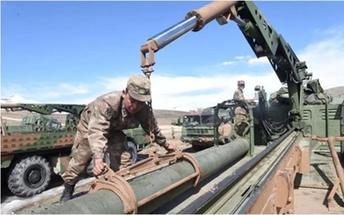 中国远火亮相青藏高原，精度比导弹还高，齐射12枚就要百万美元