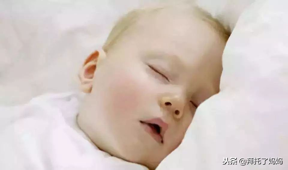 宝宝偏头睡觉怎么纠正最有效,一岁宝宝偏头睡觉如何矫正