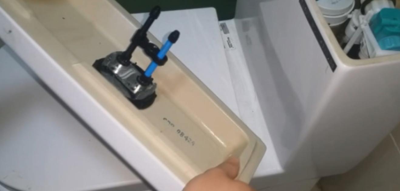 马桶上面小孔不出水怎么快速疏通,马桶盖上出水按钮