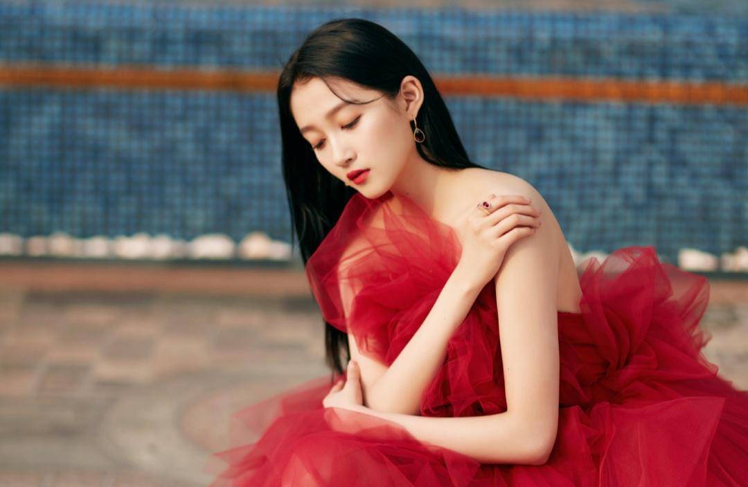 关晓彤素颜起床片段,关晓彤深夜秀香肩