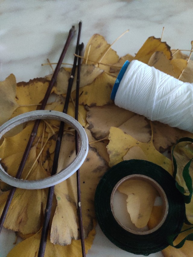 银杏叶手工花贴画幼儿园简单,银杏叶可以做什么手工小学生做的