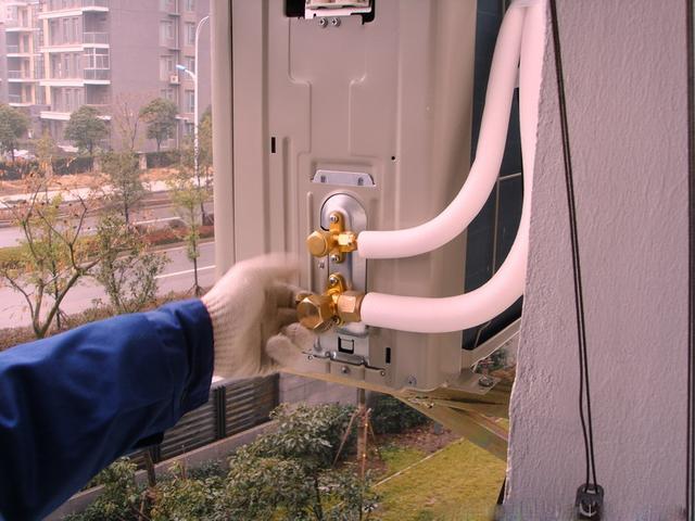 空调高压管不热低压管很凉正常吗,空调高压管不凉低压管凉怎么办